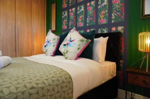 Postel nebo postele na pokoji v ubytování Elite Contractor Residence, Fast WiFi, Free Parking