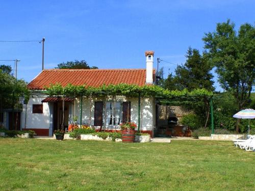 Holiday Home Freistehendes Haus Violeta mit weitläufigen Garten by Interhome