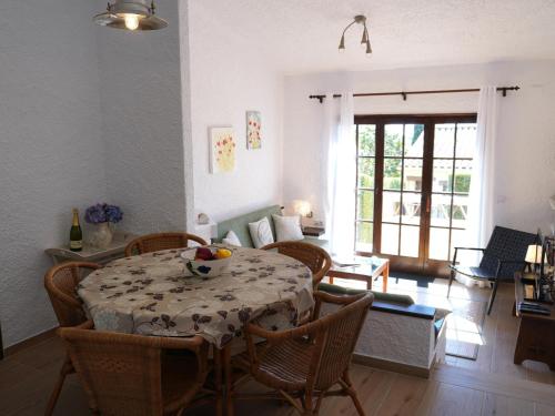 Maison de Vacances à L'Estartit : 3 Chambres, Piscine Commune, Proche Plage et Activités