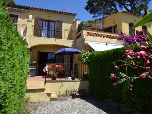 Casa se Aceptan Mascotas Cercana a un Bosque - ES-323-56