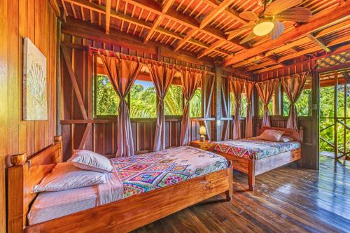 Ένα ή περισσότερα κρεβάτια σε δωμάτιο στο Las Caletas Lodge