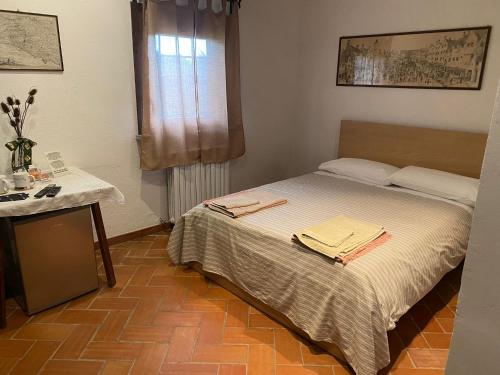 een kleine slaapkamer met een bed en een tafel bij Casale Monte Oliviero - Bike Friendly B&B in Rome