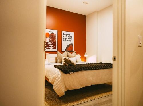 En eller flere senge i et værelse på Charming. Historic. Epic. 2BR Apartment DT Halifax