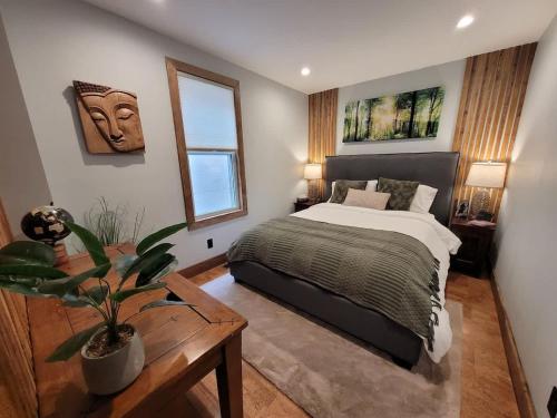 En eller flere senge i et værelse på Relaxing spa retreat in downtown Windsor