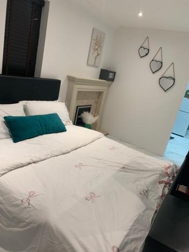 Postel nebo postele na pokoji v ubytování Luxury 1 Bedroom Back House In Lakeside