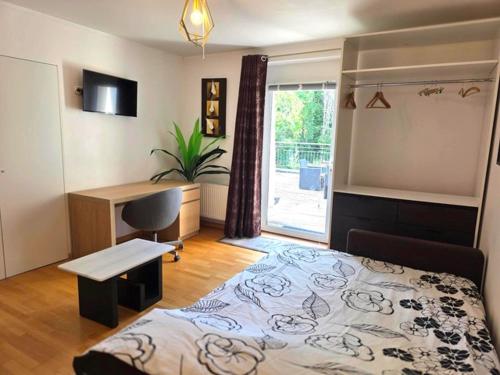 Postel nebo postele na pokoji v ubytování Studio cosy a 5mn du Kirchberg