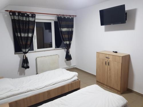 una stanza con due letti e una finestra di Remetea 292 a Remetea