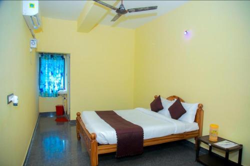 a bedroom with a bed and a window at JR Residency in Usilampatti