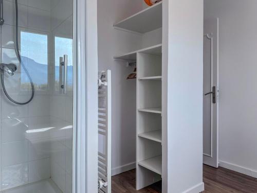 ein Bad mit einer Dusche und einem begehbaren Kleiderschrank in der Unterkunft Le Second Verderet in Grenoble