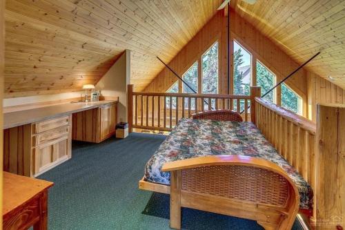 una camera da letto con un letto in una cabina di legno di Forest Ridge a Redmond