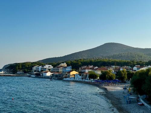 eine Stadt am Ufer eines Wasserkörpers in der Unterkunft Ireon Seaside Breeze studio in Ireo