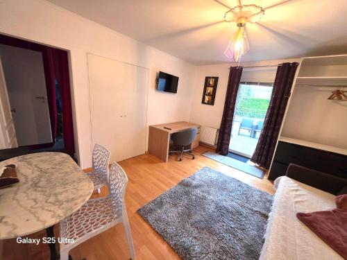 TV a/nebo společenská místnost v ubytování Studio cosy a 5mn du Kirchberg