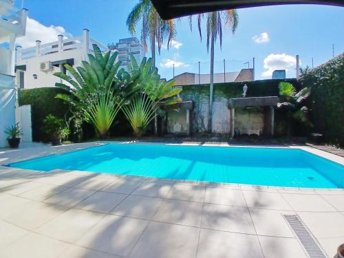 Het zwembad bij of vlak bij Pousada Montblanc suíte 4