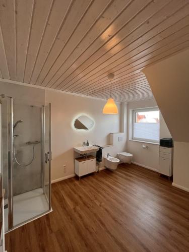ein Badezimmer mit Dusche, Toilette und Waschbecken in der Unterkunft Ruhig & großzügig für 8 Pers, WLAN & Feuerschale in Rahden