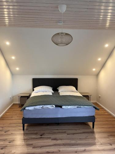 ein Schlafzimmer mit einem Bett in einem Zimmer mit einer Decke in der Unterkunft Ruhig & großzügig für 8 Pers, WLAN & Feuerschale in Rahden