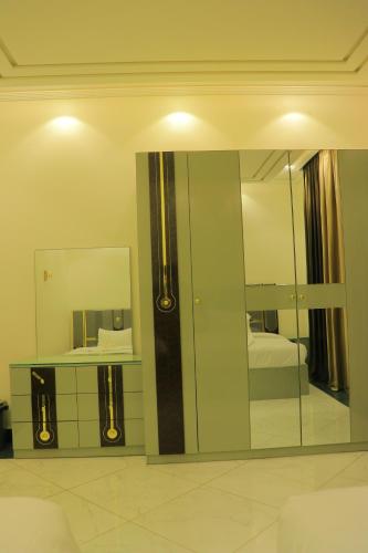 un grande specchio in una stanza con un letto di تحت التجهيز a ‘Aţţān