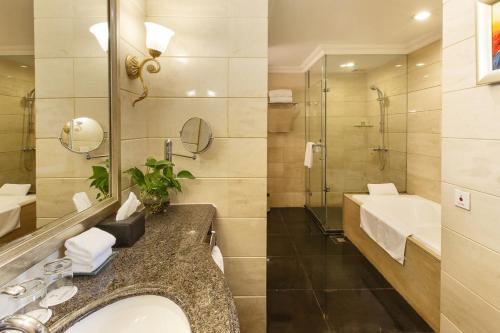 Grand Royal Hotel tesisinde bir banyo