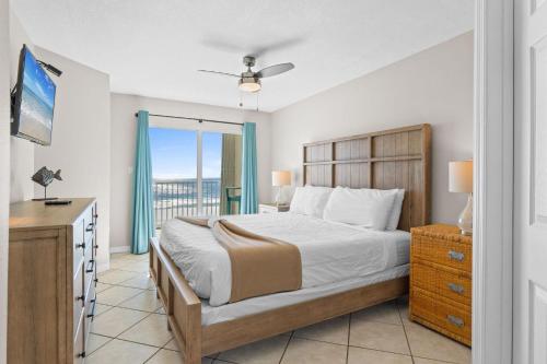 sypialnia z łóżkiem i balkonem w obiekcie Gulf Dunes 416 w mieście Fort Walton Beach