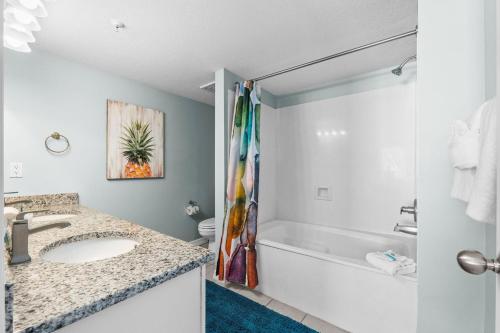łazienka z umywalką i wanną w obiekcie Gulf Dunes 416 w mieście Fort Walton Beach