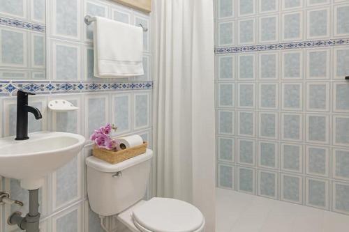 a bathroom with a toilet and a sink and a shower at La Magia del Atardecer - Studio 02 in Santa Marta