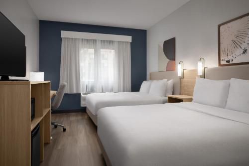 Postel nebo postele na pokoji v ubytování Spark by Hilton Lakewood Denver Southwest