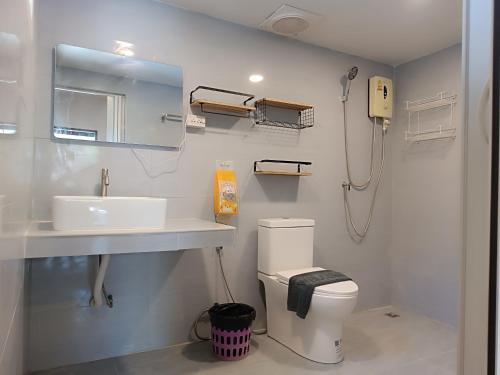 un bagno con wc, lavandino e doccia di Ban Tai Resort a Baan Tai