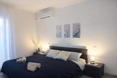 una camera da letto con un letto con due asciugamani sopra di That's Amore Cernobbio - Lake Como Apartment a Cernobbio