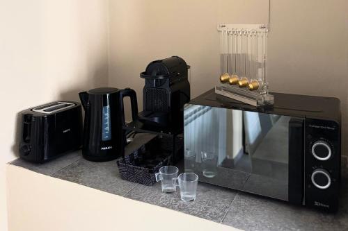 Příslušenství pro přípravu čaje a kávy v ubytování That's Amore Cernobbio - Lake Como Apartment