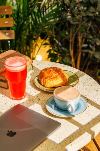 ein Tisch mit einer Tasse Kaffee und einem Teller mit Essen in der Unterkunft Hotel Libreria Cafe de Pombal in Santa Marta