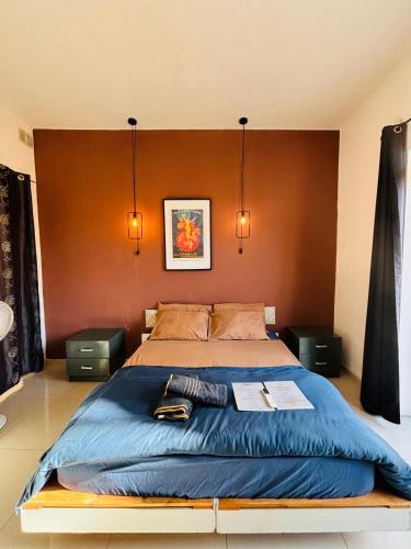 een slaapkamer met een groot bed met een blauwe deken bij Sliema Central with Balcony Airconditioned and Comfortable Self Check IN in Il-Gżira