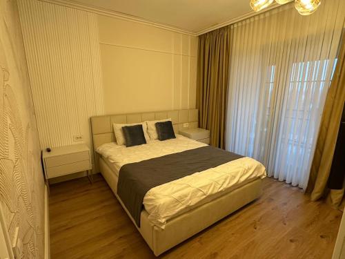 ein Schlafzimmer mit einem großen Bett mit zwei Kissen in der Unterkunft Baneasa Panorama Lake in Bukarest