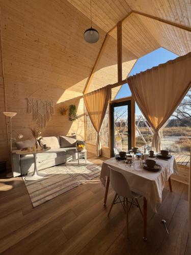 een woonkamer met een tafel en een bank bij Coral houses in Tossor