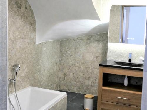 Et badeværelse på Chalet d'exception au Corbier pour 14 pers., WiFi, Parking - FR-1-267-317