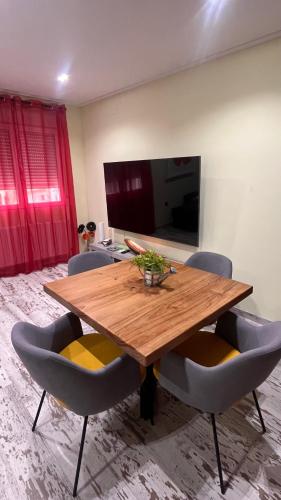 a dining room with a wooden table and chairs at El RINCONCITO in Mahora