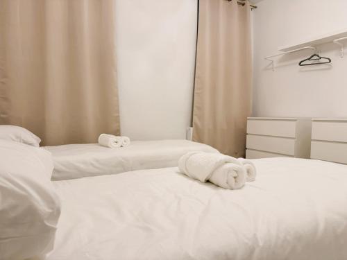 een slaapkamer met twee bedden met handdoeken erop bij Kölner Street Loft ,Neu Renoviert für bis zu 5 Personen mit Küche und Bad in Düsseldorf