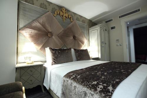 Una cama o camas en una habitación de Katelya Hotel