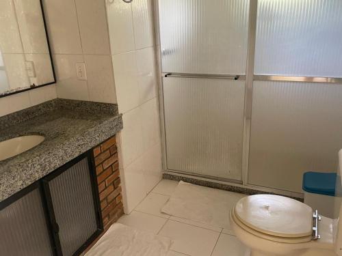 un bagno con doccia, WC e lavandino di Fazenda Vista Soberba a Nova Friburgo