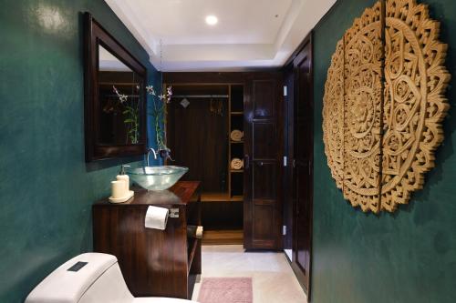 Haad Chao PhaoBeyond The Blue Horizon Boutique Bungalows的带马桶和水槽的浴室