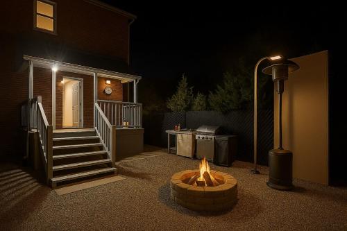 un focolare di notte davanti a una casa di Fully Equipped 3 Beds Apartment, 5 min from the Arch a Saint Louis