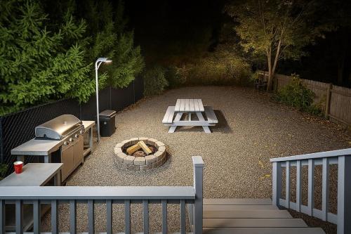 un cortile con tavolo da picnic e barbecue di Fully Equipped 3 Beds Apartment, 5 min from the Arch a Saint Louis