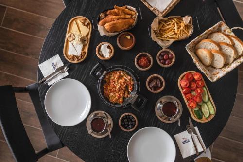 een tafel met veel eten erop bij Voger Sapanca Lake View in Sapanca