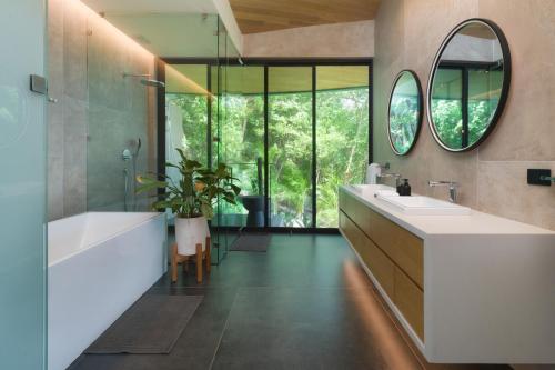 een badkamer met twee wastafels en een grote spiegel bij Villa Coral in Nacascolo