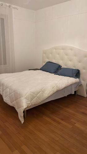 Postel nebo postele na pokoji v ubytování Vichy centre ville