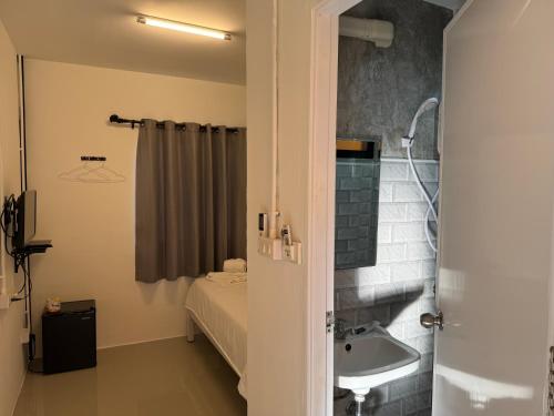 une salle de bain avec lavabo et douche dans l'établissement Flow stay koh samet 流宿 沙美島, à Ko Samet