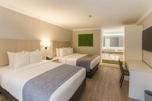 Postel nebo postele na pokoji v ubytování Orlando International Drive North Hotel