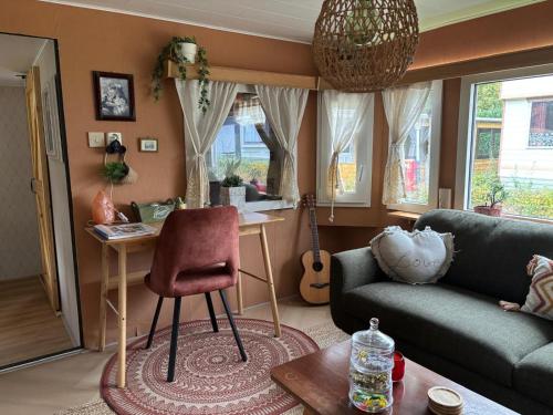 ein Wohnzimmer mit Sofa und Tisch in der Unterkunft Het Heideverblijf in Heerlen