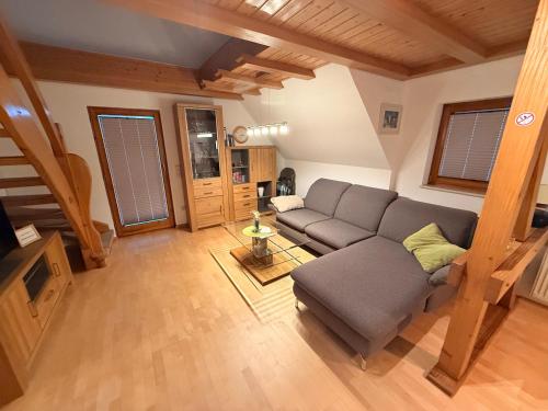 un soggiorno con un divano e un tavolo di Kuckucksnest a Ühlingen-Birkendorf