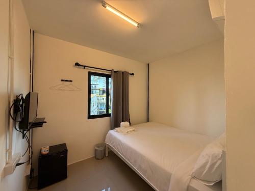 une chambre avec deux lits et une télévision et une fenêtre dans l'établissement Flow stay koh samet 流宿 沙美島, à Ko Samet