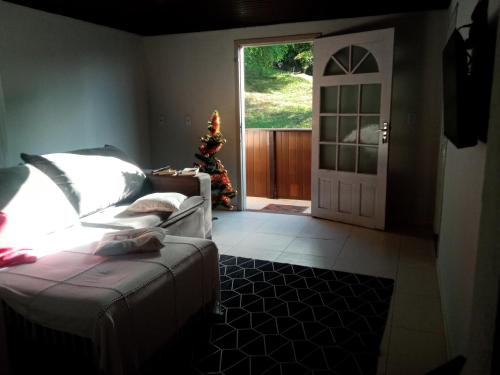 Canto dos Pássaros في بوميرودي: غرفة معيشة مع شجرة عيد الميلاد وباب