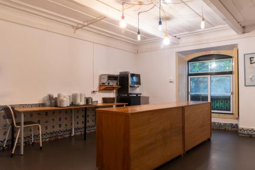een grote kamer met een aanrecht en een raam bij WOT New Lisbon Social in Lissabon